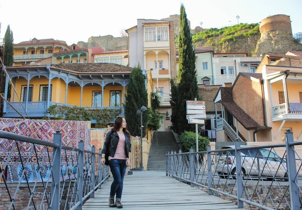 Młody podróżnik dziewczyna spaceru w Stare Tbilisi city, Gruzja. Kolorowe i przytulne ulice. — Zdjęcie stockowe