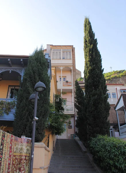 Tbilisi, Georgia - November 11, 2016: Color buildings in Legvtakhevi — Stock Photo, Image