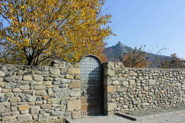 Demir kapı Güz ile eski taş duvar. Bölge Mtsketa, Gürcistan