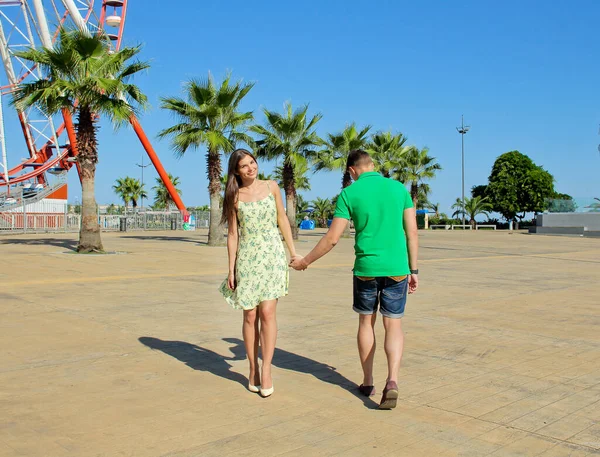 Mujer Feliz Romántica Hombre Palmeras Noria Fondo Parejas Jóvenes Caminando —  Fotos de Stock