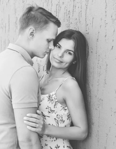 浪漫快乐的男女接吻 年轻夫妇在城中散步 靠近灰墙的拥抱 — 图库照片