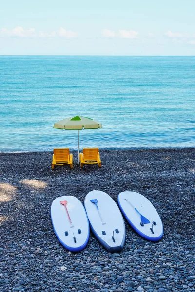 Sup Stand Paddle Board Tavole Una Spiaggia Pietra Vacanze Estive — Foto Stock