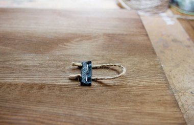 Dantel düğümlü ahşap tahta. Dantel bir inşaat zımbasıyla bağlanmış..