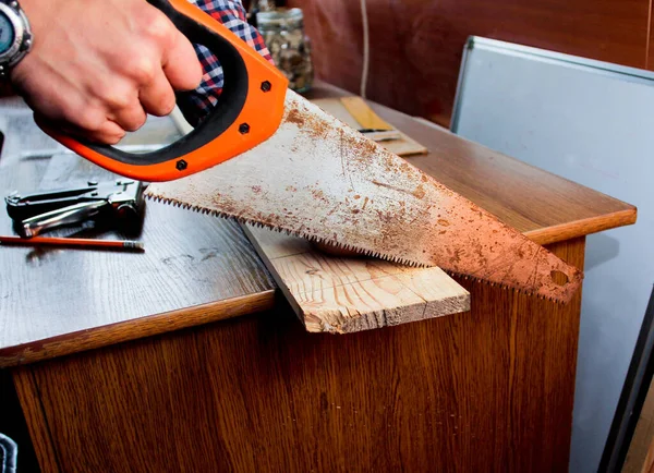 Carpentiere Che Lavora Suo Mestiere Laboratorio Polveroso Primo Piano Una — Foto Stock