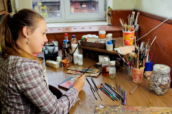 Girl Artist Paints Picture Studio Reproduction Icon Nicholas Workflow Artist — Stock Photo, Image