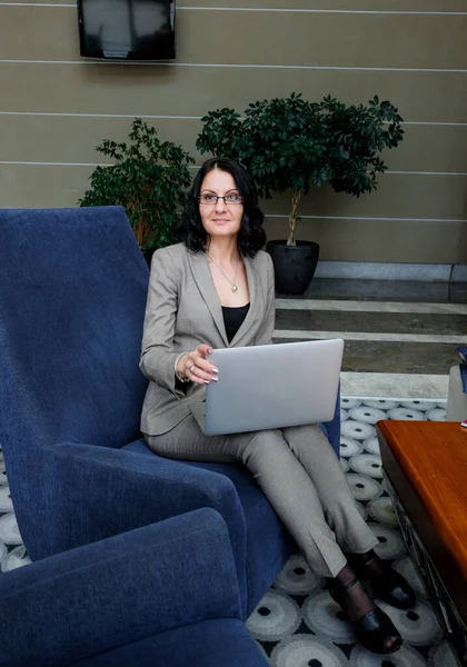 Mujer Morena Elegante Sentado Trabajar Con Ordenador Portátil Mujer Negocios —  Fotos de Stock