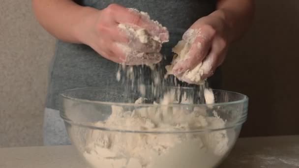 女性の手はガラスのボウルにバターと小麦粉を粉砕します 焼き菓子の作り方 — ストック動画
