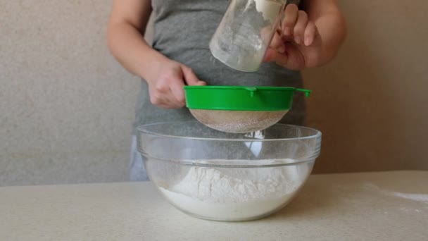 Mujer Tamizando Harina Tazón Vidrio Mesa Para Hornear Ingredientes Etapas — Vídeo de stock