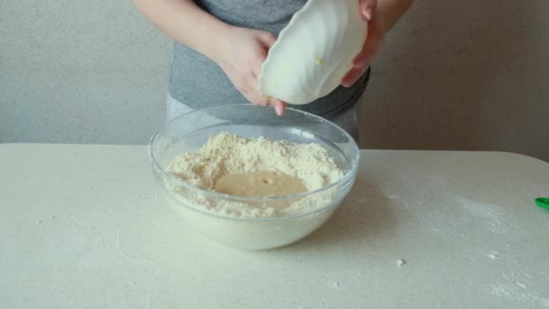 若い女性の手は ガラスのボウルに小麦粉に卵を注ぐ 材料と準備段階 焼き菓子の作り方 — ストック動画