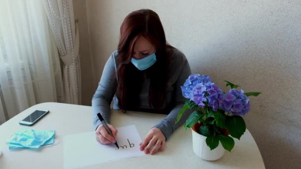 Mujer Escribiendo Cuarentena Papel Humor Epidémico Autoaislamiento Durante Epidemia Concepto — Vídeos de Stock