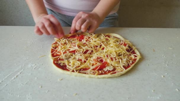 Готовить Вкусную Домашнюю Пиццу Женщина Готовит Пиццу Свежими Помидорами Сыром — стоковое видео