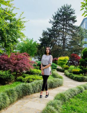 Güzel, esmer bir kadın parkta dinleniyor, yürüyor. Gülümse, Batumi, Georgia 'daki tatlı kız. Yaz zamanı..