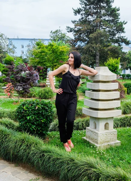 Trevlig Brunett Kvinna Koppla Parken Utomhus Promenader Söta Flicka Batumi — Stockfoto