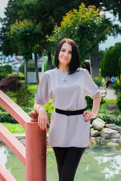 Mujer Morena Agradable Para Puente Parque Sonríe Linda Chica Batumi — Foto de Stock