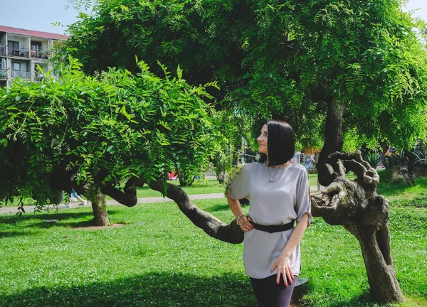 Гарна Брюнетка Ходить Міському Парку Пальмами Посміхнися Мила Дівчинка Батумі — стокове фото