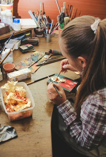 Chica Artista Utiliza Técnica Dibujo Hoja Oro Icono Reproducción Del Fotos de stock libres de derechos