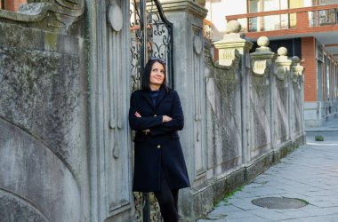 Güzel, esmer, siyah ceketli bir kadın eski şehirde yürüyor. Gülümse, Batumi, Georgia 'daki tatlı kız. Bahar geldi..