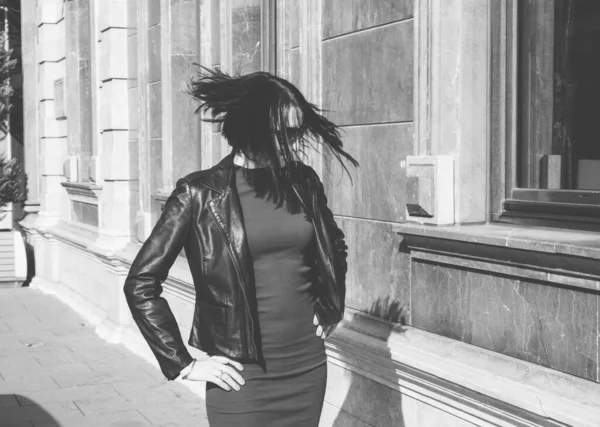 Брюнетка Положительной Улыбкой Платье Кожаной Черной Куртке Встряхивает Волосы Улице — стоковое фото