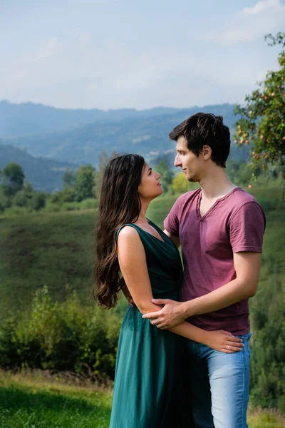 Casal Elegante Bonito Montanha Menina Vestido Verde Longo Com Namorado — Fotografia de Stock