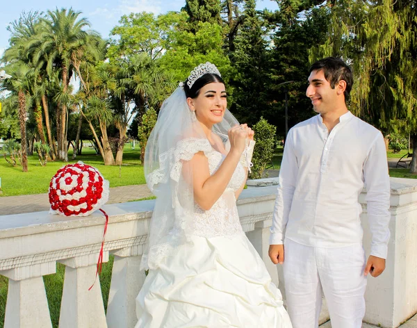 Una Pareja Divertida Recién Casados Novia Con Ramo Rojo Vestido —  Fotos de Stock