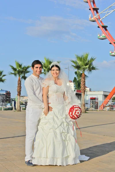 Couple Newlyweds Bride Red Bouquet Wedding Dress Palm Trees Ferris — Stock Photo, Image