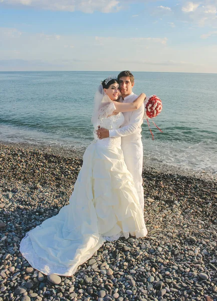 Boda Junto Mar Hermosa Pareja Recién Casados Novia Con Ramo —  Fotos de Stock