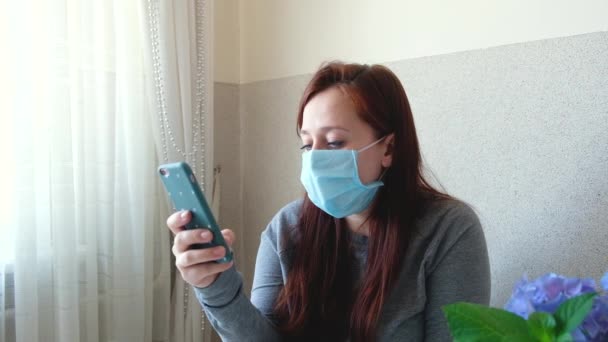 女人摘下医疗保护面具隔离已经结束了深呼吸 微笑着 女孩在电话里看到好消息 流行病的结束 — 图库视频影像