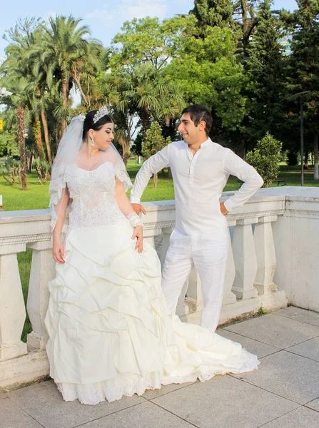 Una Pareja Divertida Recién Casados Novia Con Ramo Rojo Vestido —  Fotos de Stock