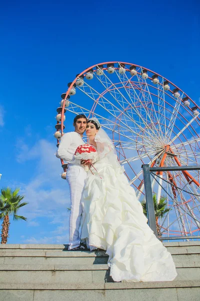 Par Recién Casados Novia Con Ramo Rojo Vestido Novia Las —  Fotos de Stock