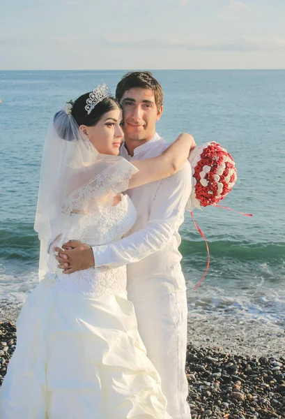 Boda Junto Mar Hermosa Pareja Recién Casados Novia Con Ramo —  Fotos de Stock