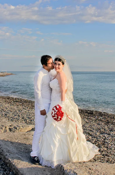 Boda Junto Mar Hermosa Pareja Recién Casados Novia Con Ramo —  Fotos de Stock