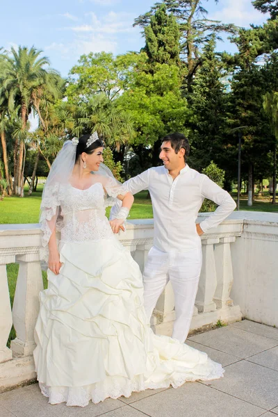 Casal Engraçado Recém Casados Noiva Com Buquê Vermelho Vestido Noiva — Fotografia de Stock
