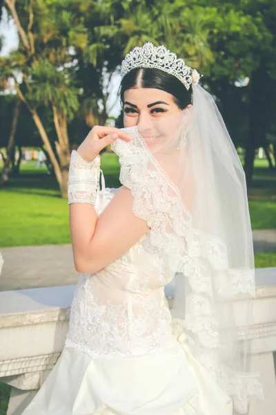 Sorria Noiva Com Coroa Palmas Fundo Feliz Dia Casamento Conceito — Fotografia de Stock