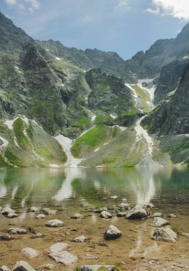 Rysy 'nin altındaki stadyum. Yüce Tatras. Batı Karpat Dağları. Rybi Potok 'taki Tatra Ulusal Parkı (Fish Brook) Vadisi, Zakopane, Polonya.