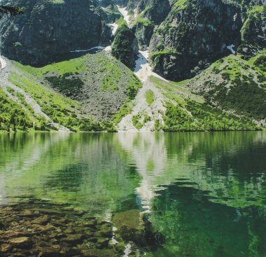 Morskie Oko Gölü ya da Denizin Gözü. Batı Karpat Dağları. Rybi Potok 'taki Tatra Ulusal Parkı (Fish Brook) Vadisi, Zakopane, Polonya.