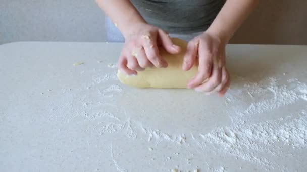 女の子は手で生地をこねる 自家製クッキー クローズアップ キッチンで生地を混練女性 ベーカリーのための混合物 — ストック動画