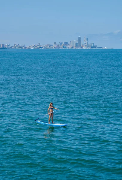 Sup Ayağa Kalk Mavi Denizde Kürek Çeken Sarışın Bir Kız — Stok fotoğraf