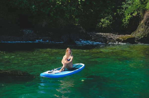 Sup Ayağa Kalk Kürek Tahtasında Romantik Bir Kız Taş Plaj — Stok fotoğraf