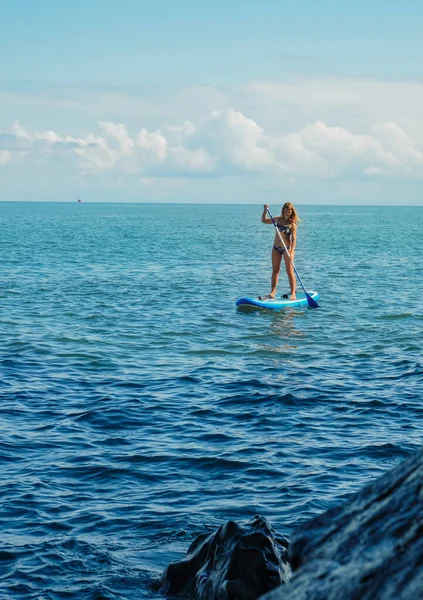 Sup Stand Paddle Board Fille Blonde Debout Avec Pagaie Dans — Photo