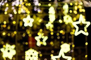 Odaklanamayan Sarı Bokeh Arkaplan Efekti. Yeni Yıl Yıldızları Boke Lights Noel 'i. Bulanık odaklı ışıklar. Boke ve genel plan. Batumi, Georgia