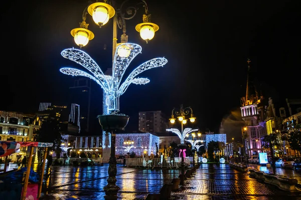 Yılbaşı sokağı aydınlandı. Batumi, Georgia 'da yeni yıl. Yeni yıl süslemeleri olan bir şehir. Parlak Noel ışıklarıyla süslenmiş neon ışıklar ve tatil şehri
