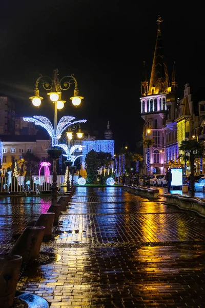 Oświetlona Świąteczna Ulica Nowy Rok Batumi Georgii Miasto Dekoracjami Noworocznymi — Zdjęcie stockowe