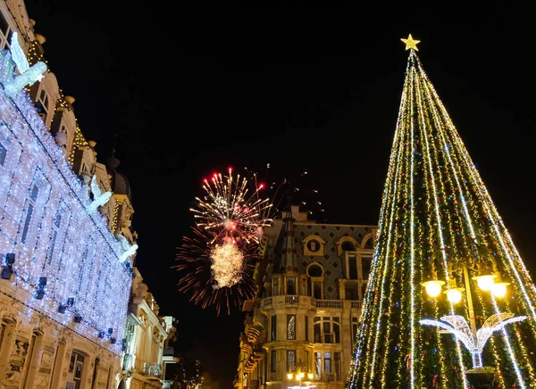 Aydınlatılmış Noel ağacı ve sokak. Georgia, Batumi 'de yeni yıl selamı. Yeni yıl süslemeleri olan bir şehir. Parlak Noel ışıklarıyla süslenmiş neon ışıklar ve tatil şehri