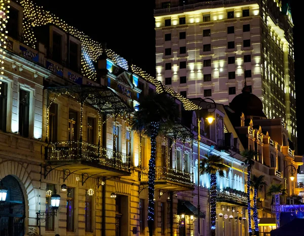 Aydınlanmış noel ağaçları ve sokaklar. Batumi, Georgia 'da yeni yıl. Yeni yıl süslemeleri olan bir şehir. Parlak Noel ışıklarıyla süslenmiş neon ışıklar ve tatil şehri