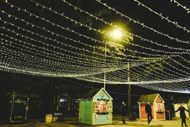 Batumi, Georgia - 29 Aralık 2018. Yeni yıl panayırı ve kutlama. Şehir Noel Festivali Noel pazarı ve gökyüzü çelenklerle dolu