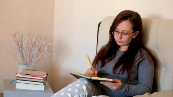 Красива Дівчина Окулярах Відкриває Книгу Читання Робить Нотатки Олівцем Молода — стокове відео