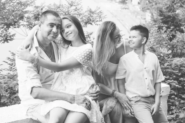 Alegre Familia Feliz Padre Madre Hijo Hija Disfrutando Caminar Jugar —  Fotos de Stock