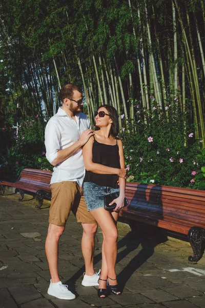 Feliz Pareja Amantes Caminando Aire Libre Jardines Bambú Fondo Alegre —  Fotos de Stock