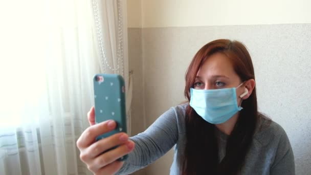 Mujer Con Una Mascarilla Protectora Médica Cuarentena Casa Chica Usando — Vídeos de Stock