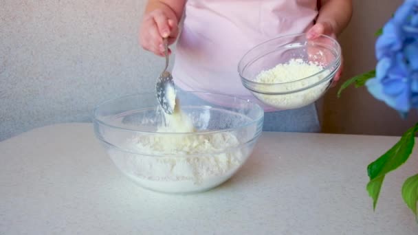 女人把奶酪放进装有面粉的玻璃杯里 揉搓面团成份和准备阶段 烹调烘焙和糖果的步骤 — 图库视频影像